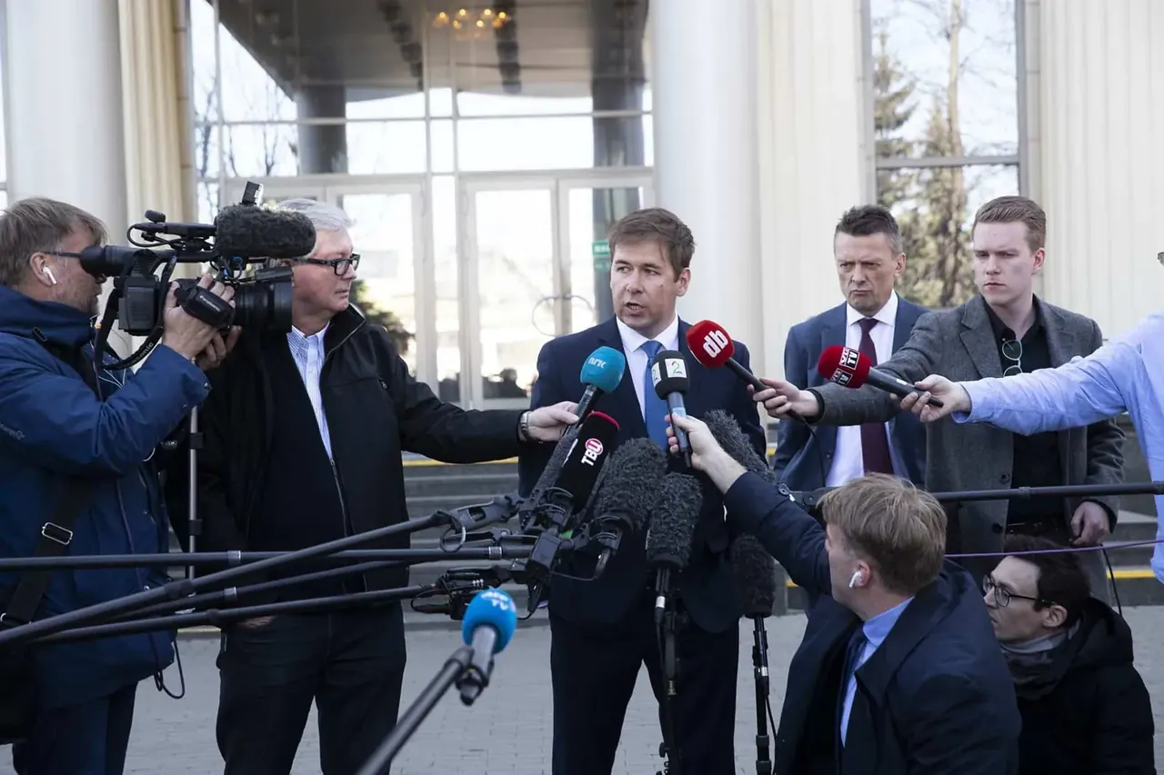 Brynjulf Risnes omringet av journalister og kameraer