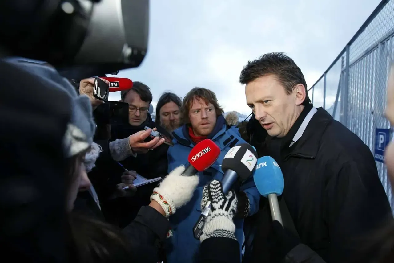 Brynjulf Risnes intervjues av pressen utendørs