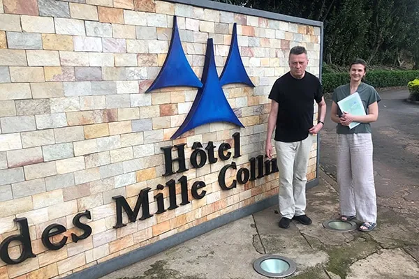 Brynjulf Risnes og Helene Brænde Søyseth foran skiltet til Hôtel des Mille Collines i Kigali